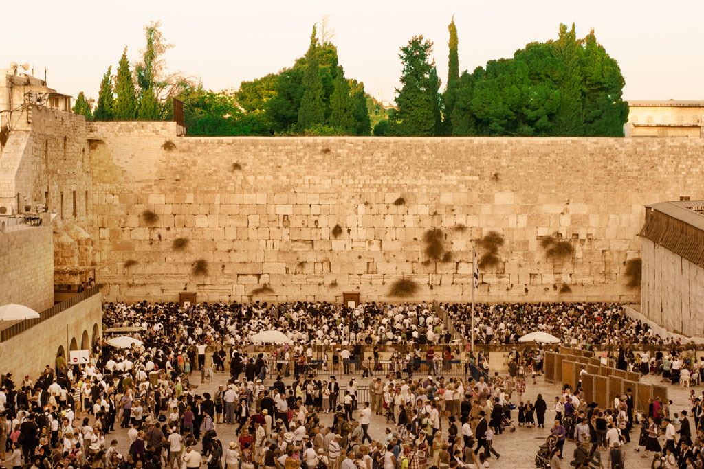 praying-at-the-wailing-wall-in-jerusalem-isramisrael